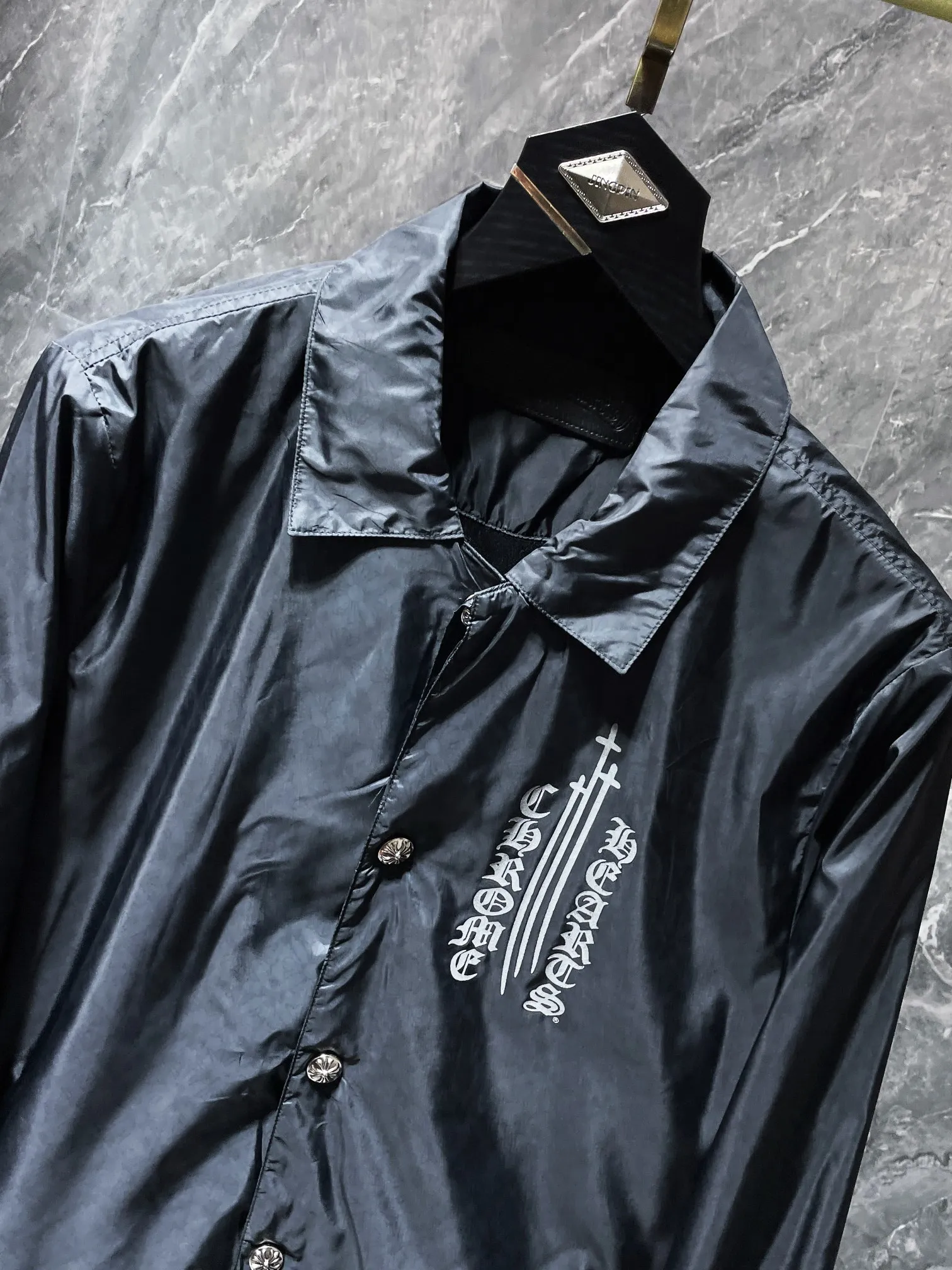 P356 Chrome Hearts Jacket Series Counter Synchronization ❤️ Crow Cross Dark Pattern Jacquard Lightweight Coach Jacket Windproof and Waterproof Dark Pattern Customized Fabric ➕ Sanskrit Reflective on the Back Original Hardware Molding Fine Craftsmanship Details Thin and Loose ✨ Slim Fit and Not Bulky Recommended Color: Custom Dark Pattern Pattern Series Code Numbers: S, M, L, XL